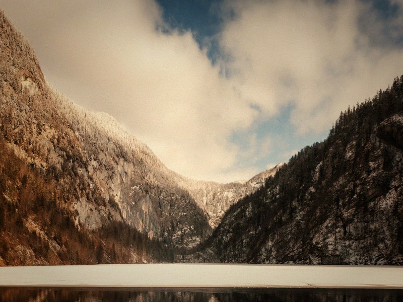 Alpenpanorama mit Bergsee
