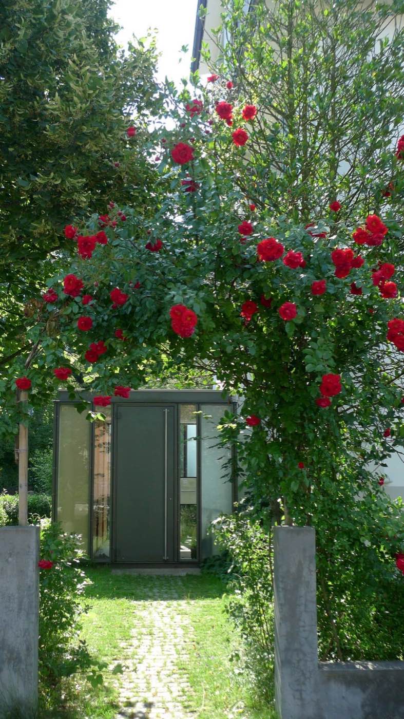 Eingang mit Rosen