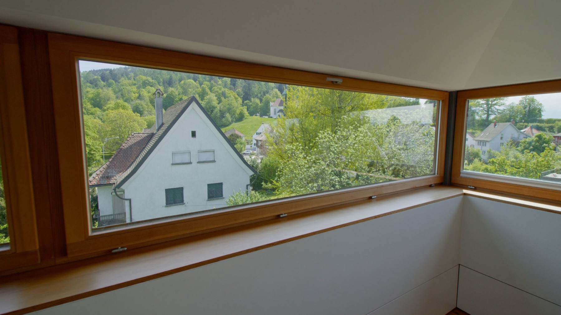 Panoramafenster mit Blick ins Grüne